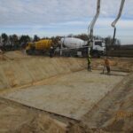 4 listopada 2022 r. WD-78 Układanie betonu wyrównawczego pod podpory obiektu