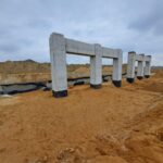 25 marzec 2024 obiekt PZŚg-48A trwa budowa murów z gruntów zborojonego-podpora P1