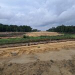 02 lipca  km 599+700’ budowa nasypu ustawienie ścianki szczelnej