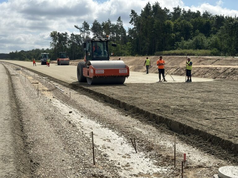 06 sierpień 2024 km 566+100 TG, wykonanie podbudowy zasadniczej z mieszanki związanej cementem