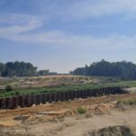 19 sierpnia km 599+700’ budowa nasypu ustawienie ścianki szczelnej