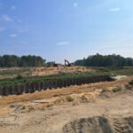 02 września  km 599+700’ budowa nasypu ustawienie ścianki szczelnej