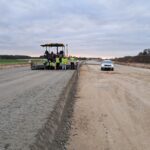 01 października  km 598+200 układanie podbudowy zasadniczej  C810 widok w kierunku odcinka VII