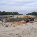 01 października  km 599+700’ budowa nasypu ustawienie ścianki szczelnej