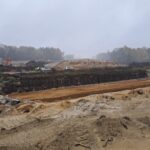 29 października  km 599+700’ budowa nasypu ustawienie ścianki szczelnej