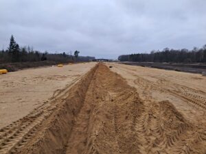 18 grudnia km 599+700 przygotowanie GWN budowa drenażu w pasie dzielącym