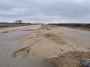 18 grudnia km 604+400’ zabezpieczenie piaskiem podbudowy zasadniczej C8_10