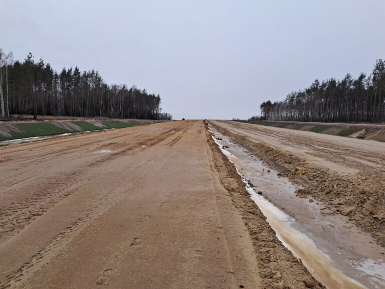 08 stycznia km 606+150 zabezpieczenie piaskiem podbudowy C5_6 kanalizacja deszczowa