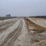 21 stycznia km 604+400’ zabezpieczenie piaskiem podbudowy zasadniczej C8_10