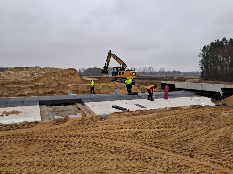 04 lutego km 608+300’ budowa nasypu wykonywanie izolacji płyty przejściowej PZM_14A