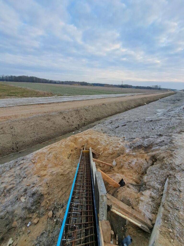 07.02.2025 A2 odc.6 obiekt PZM-13C betonowanie gzymsów murów z gruntu zbrojonego