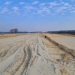 24 lutego km 604+400’ zabezpieczenie piaskiem podbudowy zasadniczej C8_10