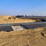 24 lutego km 608+300’ budowa nasypu wykonano izolację płyty przejściowej i zespalającej PZM_14A