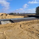 03 marca km 608+300’ budowa nasypu wykonano izolację płyty przejściowej i zespalającej PZM_14A