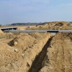 11 marca km 608+300’ budowa nasypu wykonano izolację płyty przejściowej i zespalającej PZM_14A