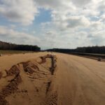 25 marca km 606+900’ przygotowanie GWN budowa drenażu w pasie rozdziału