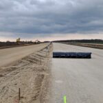 01 kwietnia km 604+400 podbudowa zasadnicza C8_10 rozkładanie geowłókniny