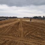 01 kwietnia km 608+300’ uciąglono nasyp nad płytą przejściową i zespalającą PZM_14A