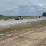 06.05.2025 593+700 wykonywanie drenażu w pasie rozdziału