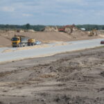 06.05.2025 595+500 kształtowanie i humusowanie skarpy str. lewa