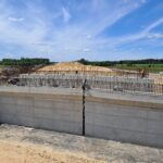 07 maja  km 610+050 budowa nasypu wykonano podpory WA_74