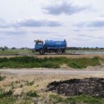 28.05.2025 Polewanie masy bitumicznej wodą przy obiekcie PZM 12F 566+460