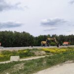 28.05.2025 Układanie krawążników przy Trasie głównej 570+000