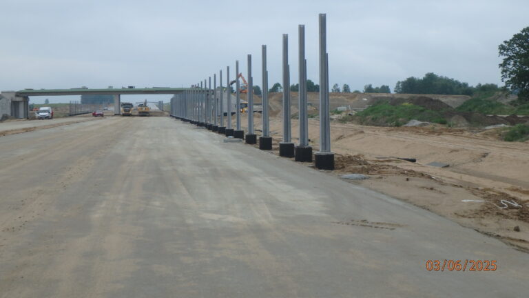 03.06.2025 593+000 zabetonowane głowice słupów ekranów akustycznych