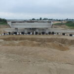 03.06.2025 596+300 WD-63 montaż i zasypka ściany oporowej