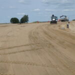 10.06.2025 596+310 L05 montaż fundamentów pod słupy oświetlenia