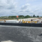 17.06.2025 584+700 WD-54 wykonywanie powłoki kapy chodnikowej żywicą