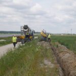 17.06.2025 wykop pod siatkę główną, zalewanie otworów betonem, km 578+600