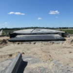 01.07.2025 588+100 WD-56 zwieńczenia ścian oporowych i płyta przejściowa w trakcie izolacji