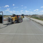 01.07.2025 595+500 jezdnia prawa nacinanie szczelin dylatacyjnych