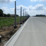 08.07.2025 583+100 str. lewa ułożony ściek i wykonane słupy gotowe do montażu paneli ekranów dziwiękochłonnych