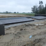 29.07.2025 580+700 PZM-13E - w trakcie izolowania płyt przejściowych