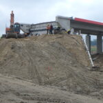 29.07.2025 596+700 WD-65 montaż ściany oporowej i zasypka