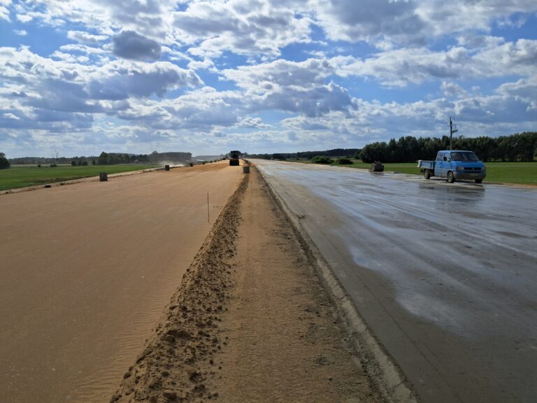 30 czerwca km 610+700 wykonano podbudowę pomocniczą C5_6 budowa kanalizacji deszczowej