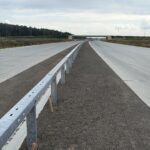31.07.2025 Cześćiowo zamontowane bariery energochlonnę i dzielące pasy ruchu 571+300