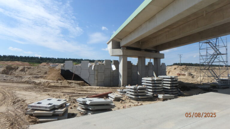 05.08.2025 595+850 WD-52 wykonywanie ściany oporowej i zasypki