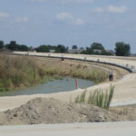 05.08.2025 596+400 L 04 układanie ścieku korytkowego