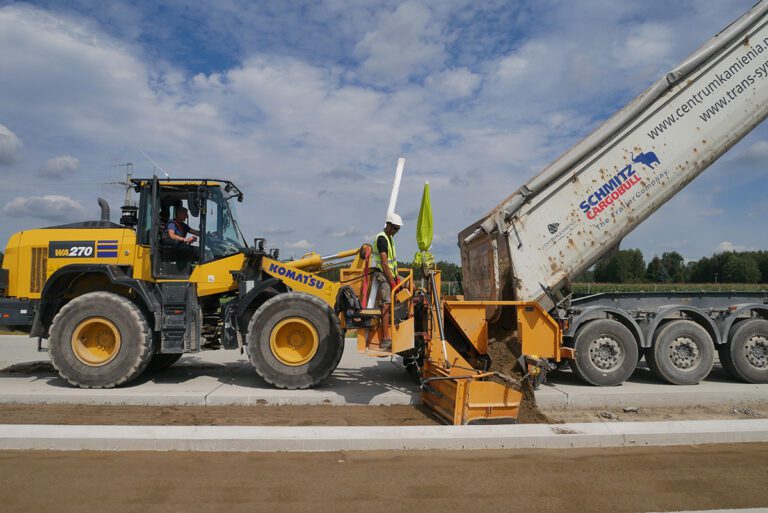 05.08.2025, Roboty drogowe - rozkładowarka, km 578+660
