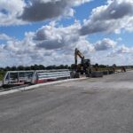 11.03.2025 Stawianie krawężników na obiekcie PZM 13B 577+000