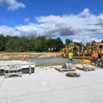 18.08.2025 Kładzenie betonu nawierzchniowego 568+787