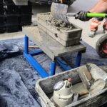 18.08.2025 formowanie próbek betonu nawierzchniowego na stole wibracyjnym