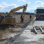 19.08.2025 585+000 kształtowanie skarpy str. lewa