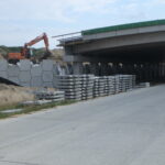 09.09.2025 594+900 PZGd-61 montaż i zasypka ściany oporowej - str. północna