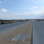 09.09.2025 596+200 zamontowane słupy oświetleniowe