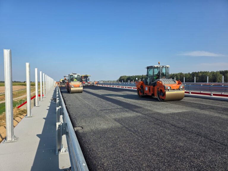 1.09.2025 obiekt WA-45a jezdnia lewa układanie warstwy SMA