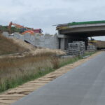 16.09.2025 594+900 PZGd-61 montaż i zasypka ściany oporowej str. północna